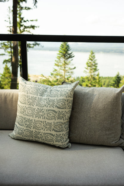 20x20 Scalloped Edge Pillow, Silver Grey